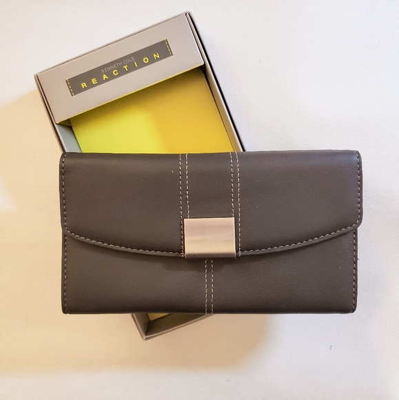 Kenneth Cole Reaction Wallet - Picture 2 of 5
